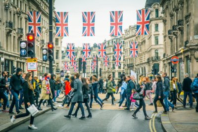 Crowds of shoppers on Oxford Circus with rows of British flags on Regent Street, Lo<em></em>ndon - Photo: ? Willy Barton / shutterstock.com