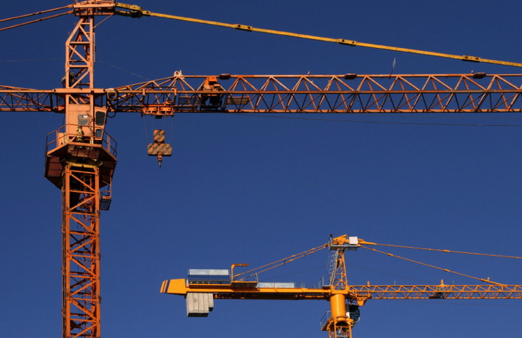 Co<em></em>nstruction cranes