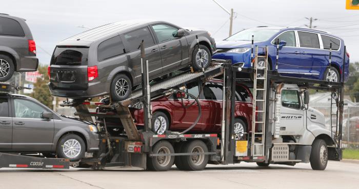 A car hauler transports newly assembled vehicles from the FCA Windsor Assembly plant in Windsor, Ontario, Canada October 5, 2018.  REUTERS/Rebecca Cook